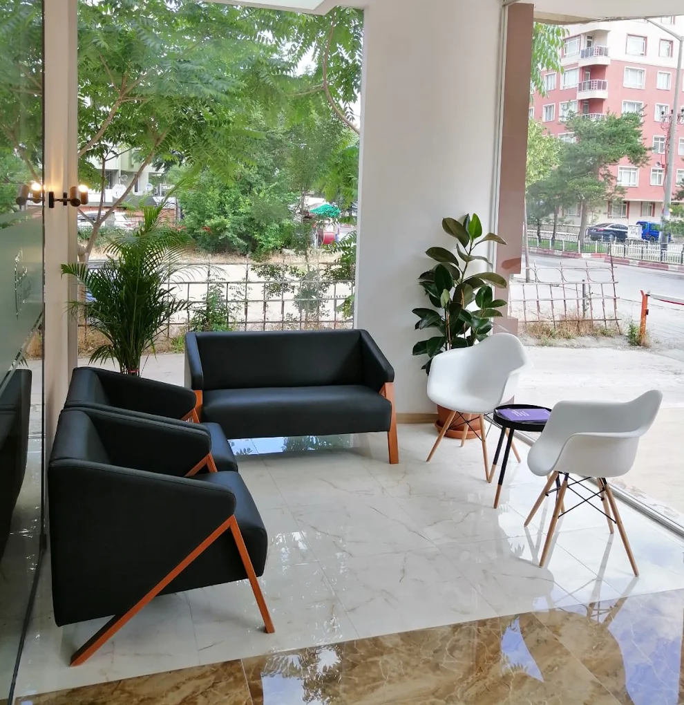 Klinik bekleme salonu — bahçeye bakan ferah oturma alanı